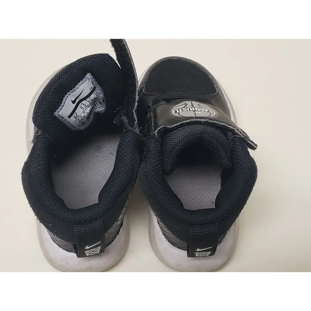 Nike Team Hustle Black Silver & White Design Kids Shoes Sneakers • Size 6C Kids